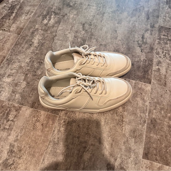 Call it spring sneakers - Picture 2 of 5